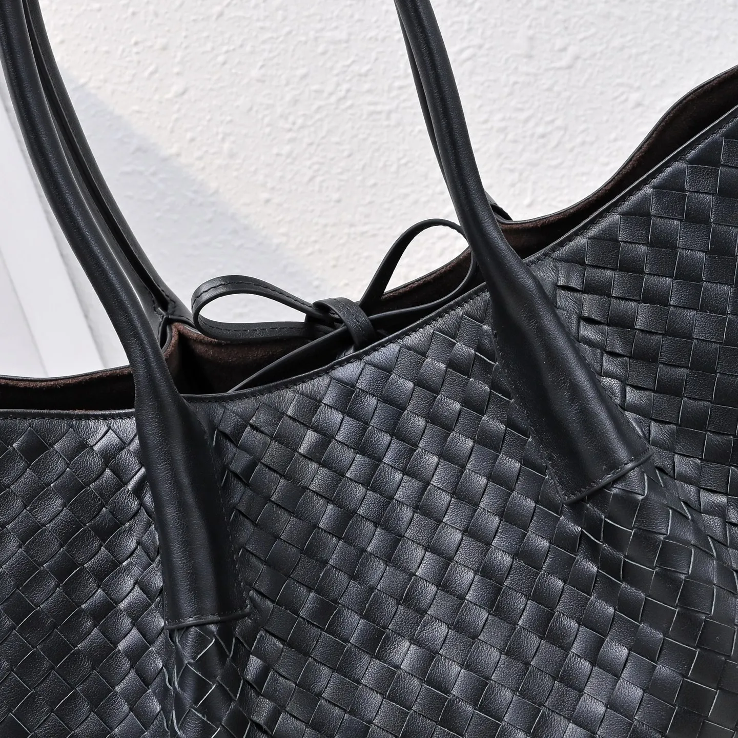 Batch 2360 Bv 2025 early spring series Pinacoteca medium tote handbag. The front is made of classic Intreccia woven cow leather. It is low-key and luxurious. The flip side is made of warm suede. It instantly switches to a lazy and casual style. It has a large internal capacity. It is no pressure to carry a computer for commuting. It is also thoughtfully matched with a small detachable bag. It is full of security. The woven texture is so delicate that you can't put it down. The highlight is that it is super versatile. Come and get your new bag😝 Model: 7166 Size: 23*43*14.5cm